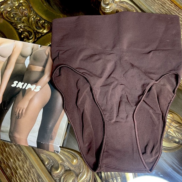 SKIMS 🤎 Core Control Briefs - Picture 4 of 8